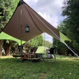 森の中にキャンプテントが張られている。中にはテーブルとイスが二脚置かれている