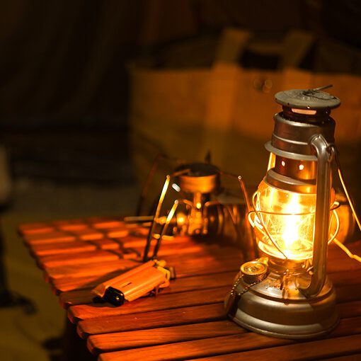 机の上にランプが置いてあり灯りが灯っている様子