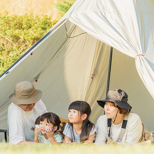 テントの窓に家族４人が横並びになり、外の景色を眺めている様子